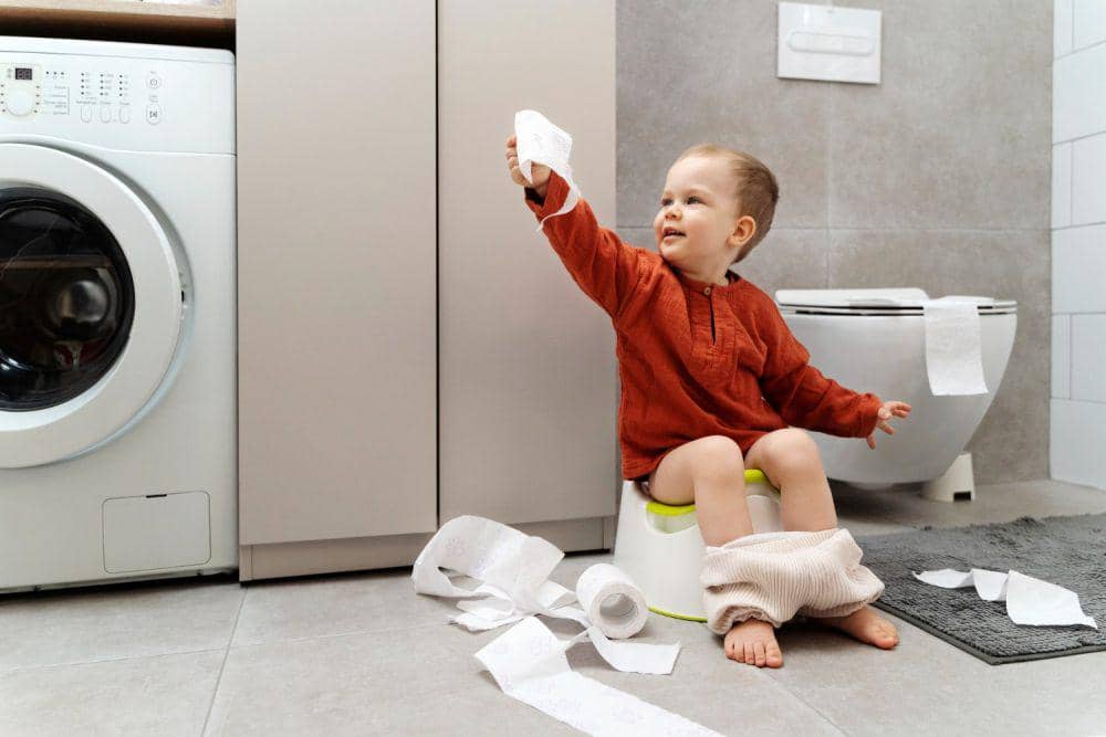 Ilustrasi anak BAB di kamar mandi (freepik.com/freepik)