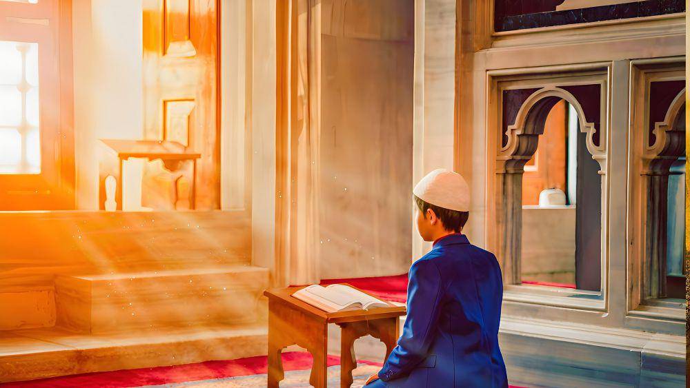 Seorang anak laki-laki yang sedang membaca Al Quran (pixabay.com/saurabh_x_pro)