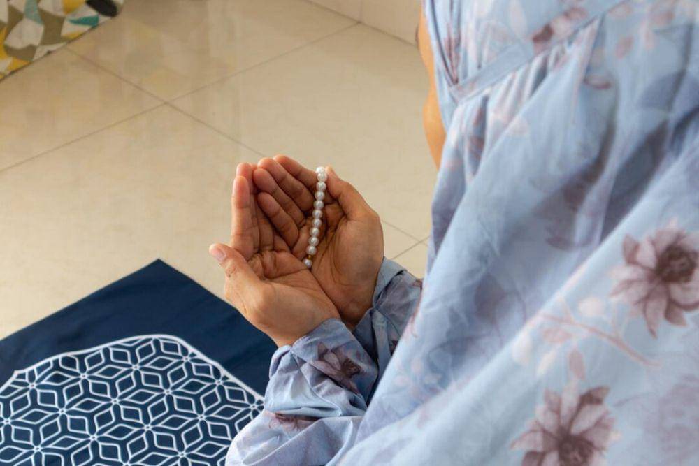 ilustrasi mengenakan mukena