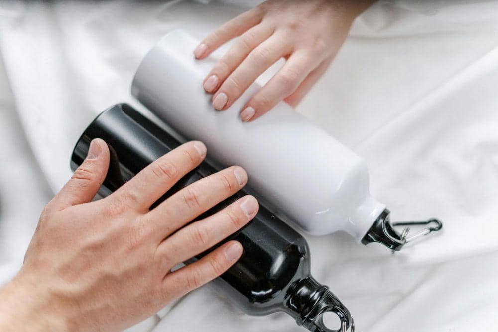 botol tumbler hitam dan putih (Pexels/cottonbro studio)