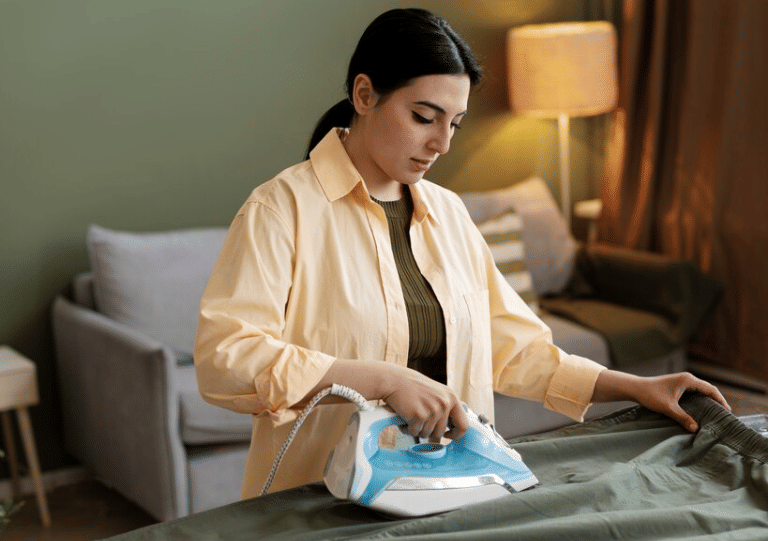 Benarkah Menyetrika Baju Bisa Mengurangi Stres?