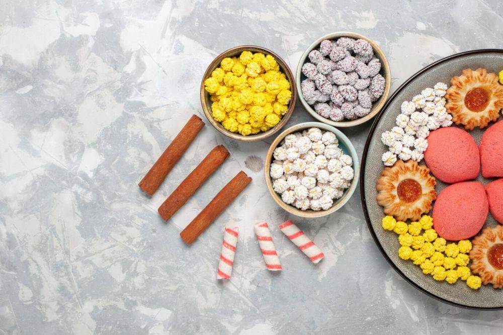 ilustrasi makanan dengan pemanis buatan (freepik.com/KamranAydinov)