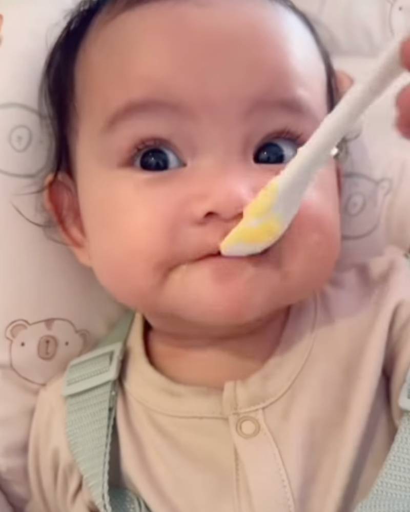Kini menginjak usia 6 bulan, gemasnya Kimova saat disuapi sang Mama.png