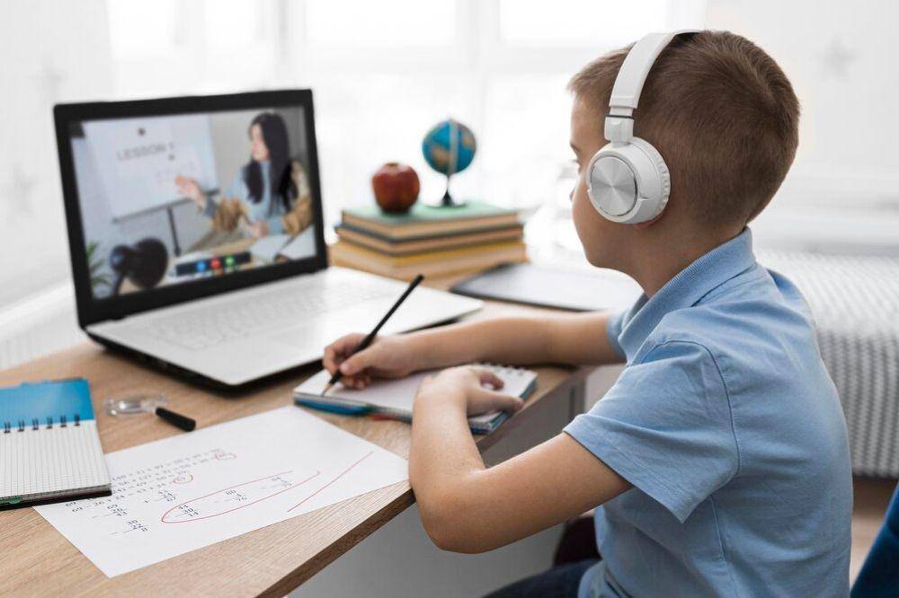 anak pakai gadget untuk belajar.jpg
