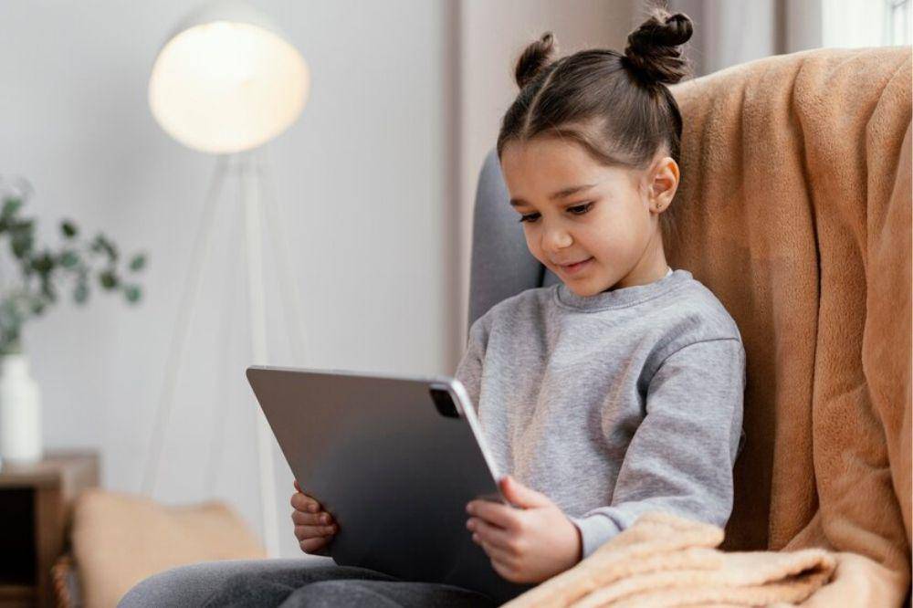 anak pakai gadget