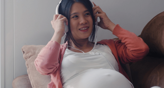 7 rekomendasi lagu tentang kehamilan yang menyentuh hati.png