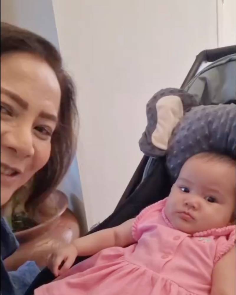 Tampil serba pink, manisnya kimova bersama sang nenek.png