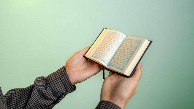 Ilustrasi membaca Al-Quran (unsplash.com/Bimbingan Islam)