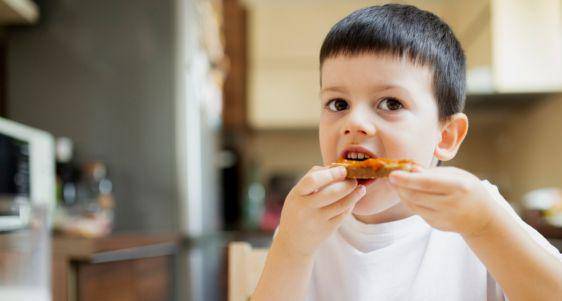 Anak laki-laki sedang makan