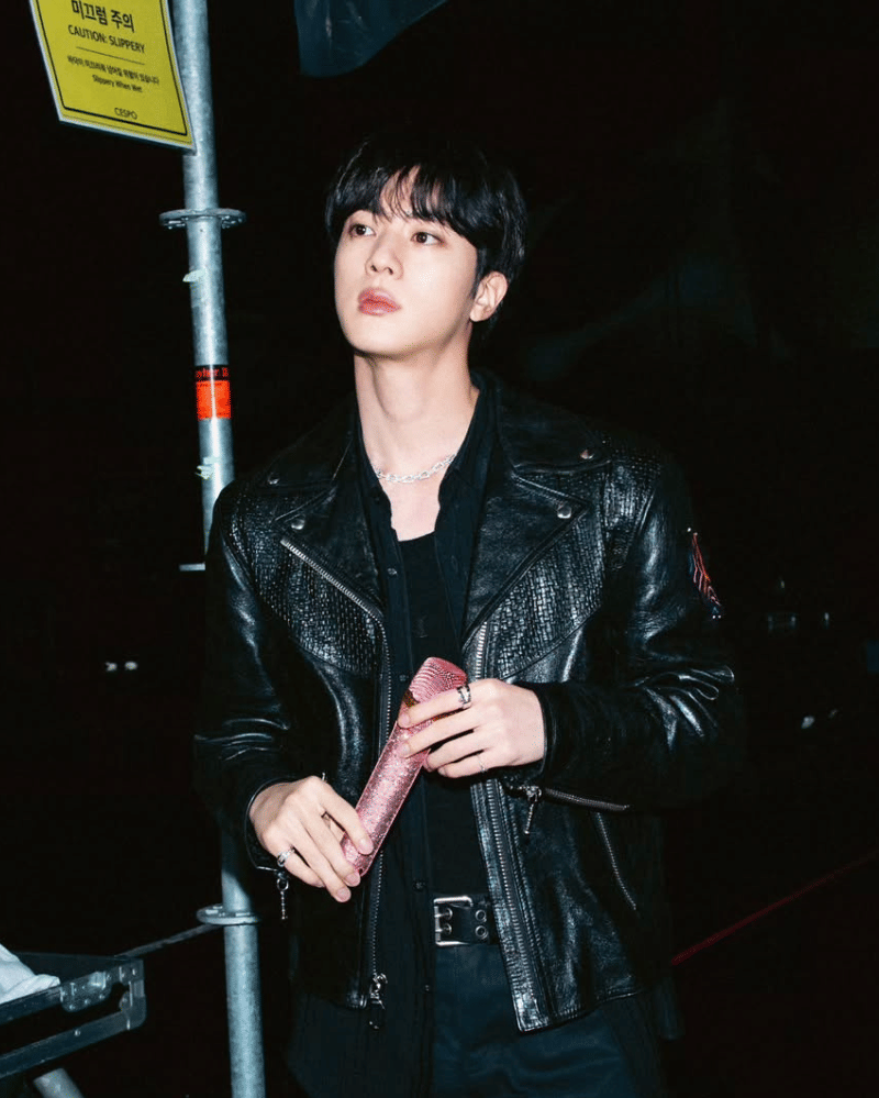 Potret Jin BTS di Konser Coldplay (1).png