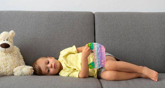 Anak kecil berbaring di sofa