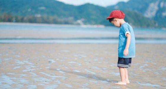 Anak main di pinggir pantai