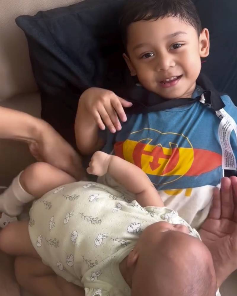 Gemasnya Abang L saat kesulitan memangku Leshia.png
