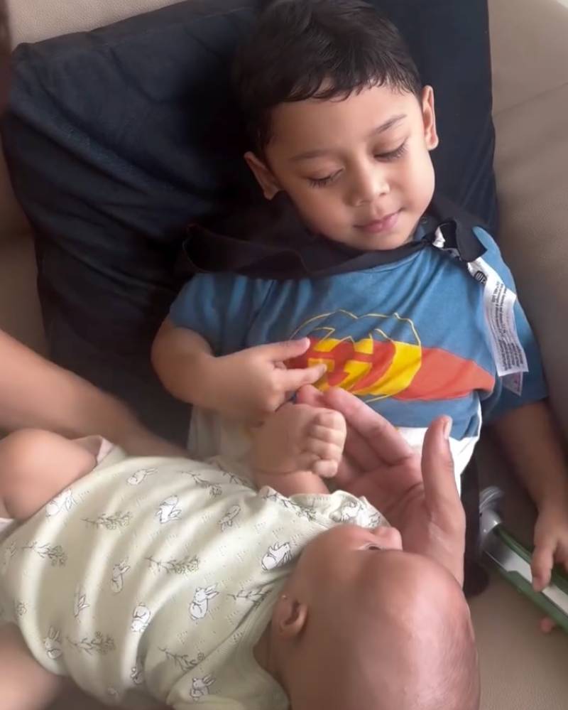 Rizky Billar langsung turun tangan, gendong Leshia dengan sigap.png