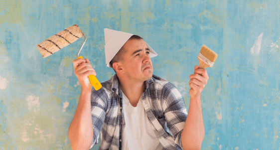 Orang mengecat tembok rumah.png