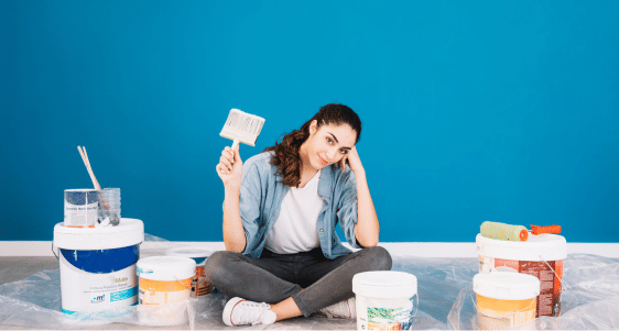 Orang sedang mengecat