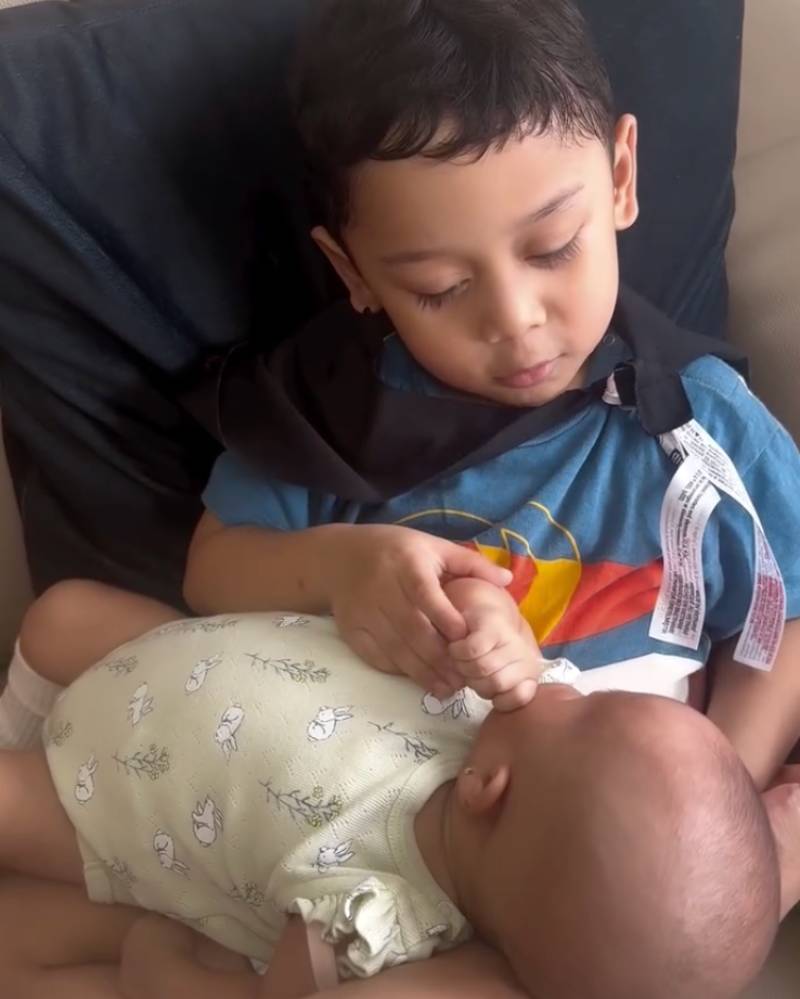 Leshia tampak nyaman di Pangkuan Abang L.png