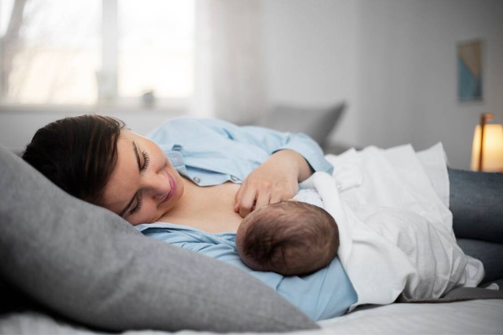 Apakah Menyusui sambil Tiduran Membahayakan Bayi? Cek Faktanya!