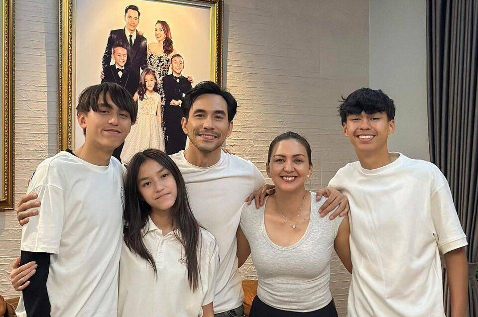 Donna-Agnesia-bersama-Darius-dan-anak-anak-mereka-Instagram-3-e1715819269767.jpg