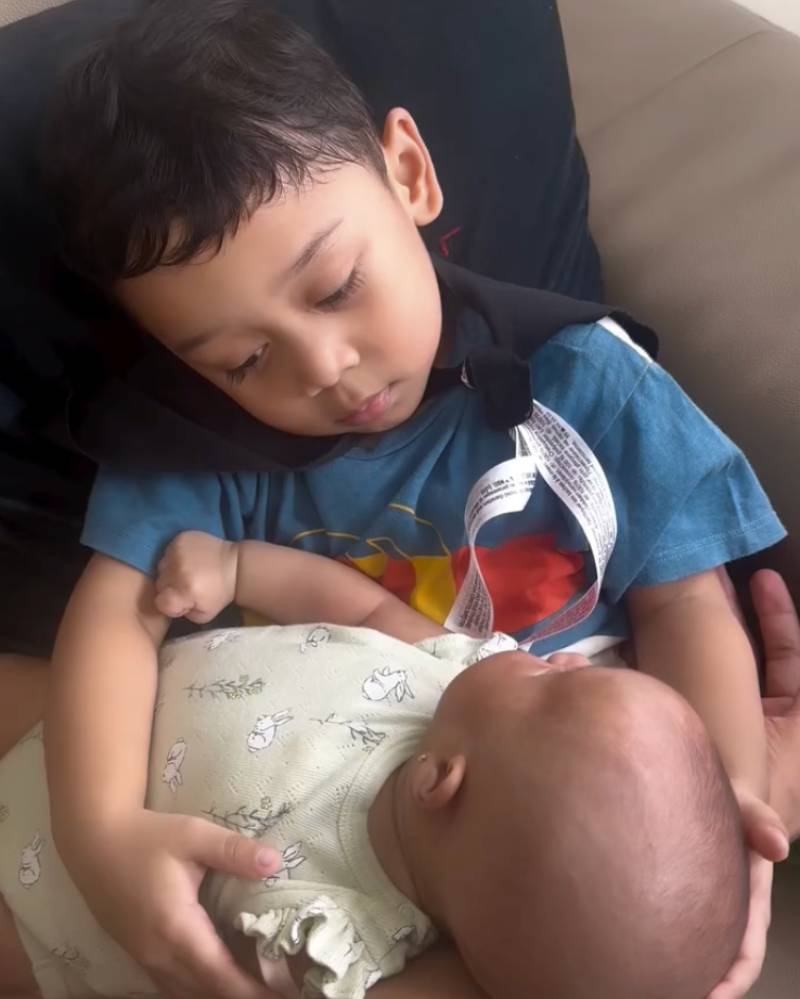 Tatapan dalam Abang L untuk Leshia sebelum sadar kamera.png