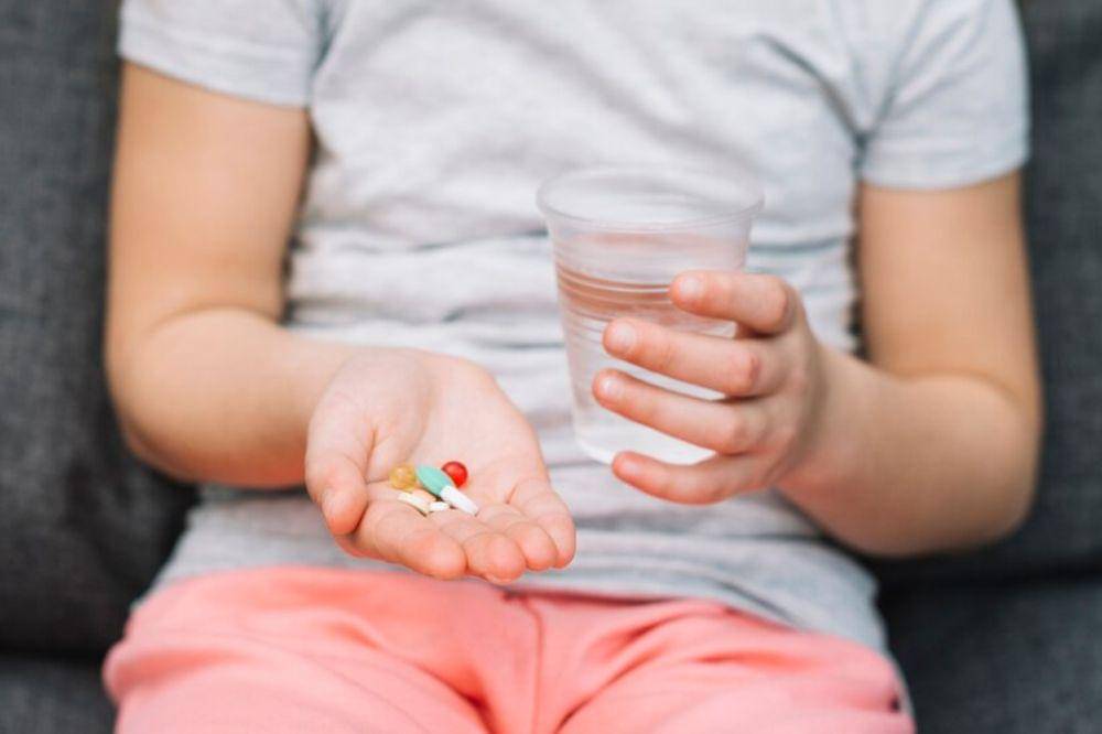anak minum obat.jpg