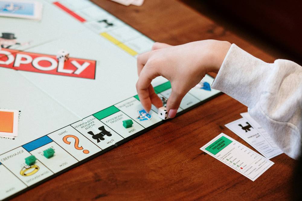 Anak bermain monopoli