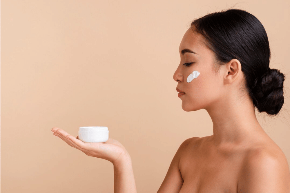 Kebiasaan Pakai Skincare yang Justru akan Merusak Kulit (5).png