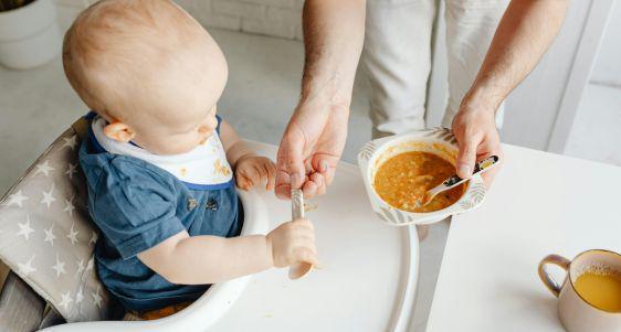 Kenapa Bayi Rentan Mengalami Masalah Pencernaan setelah Mulai MPASI?