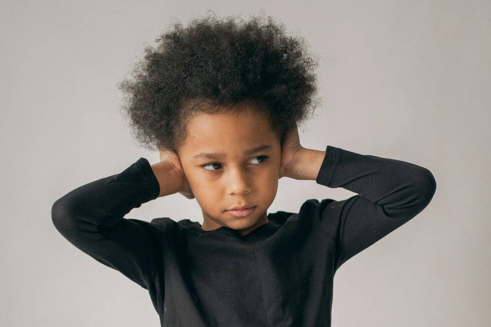 Anak overwhelmed dengan kondisi sekitarnya