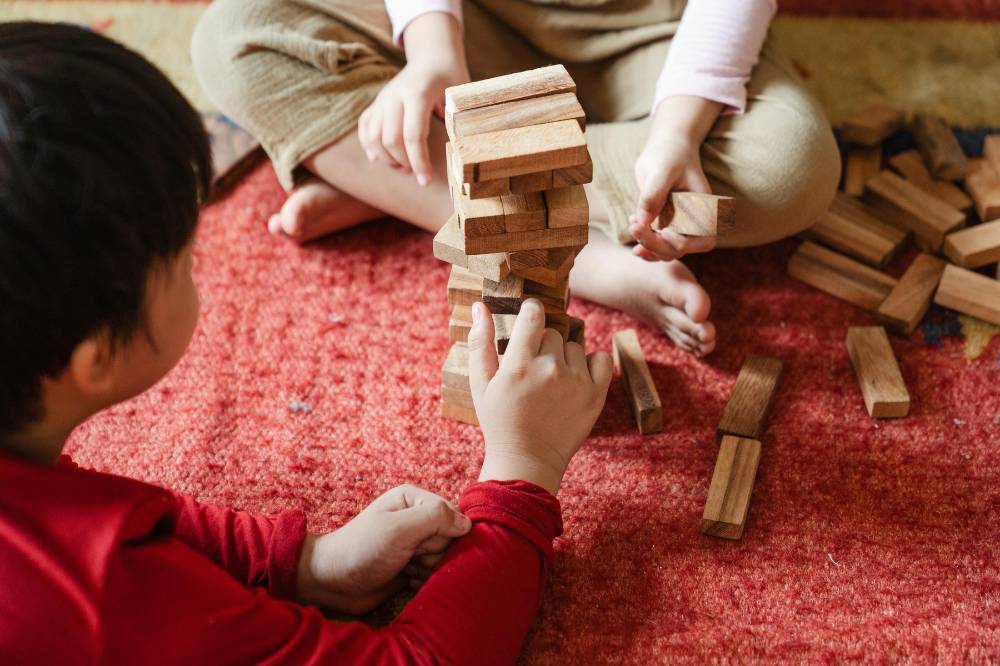 Anak bermain jenga