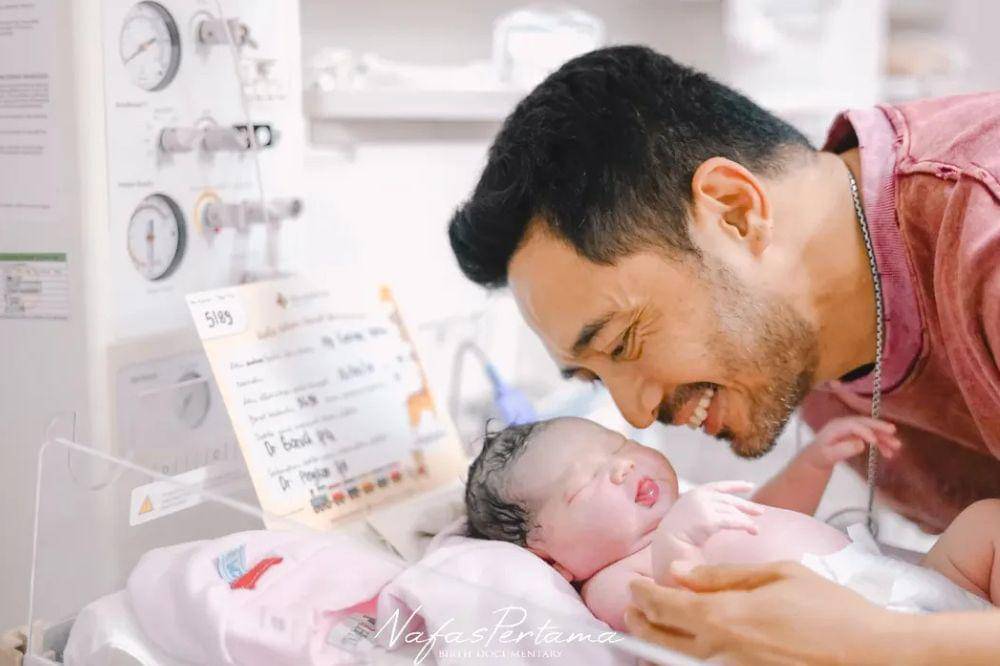 Yama carlos dan istri sambut bayi perempuan (2).jpg