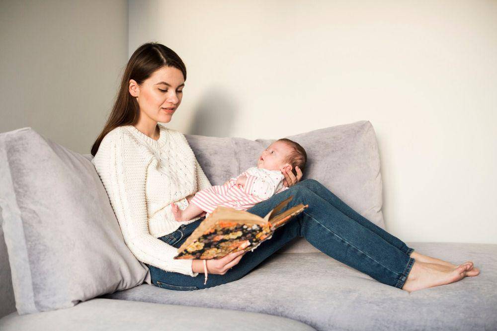 Membacakan Buku sejak Bayi Dapat Membantu Anak Bicara Lebih Cepat