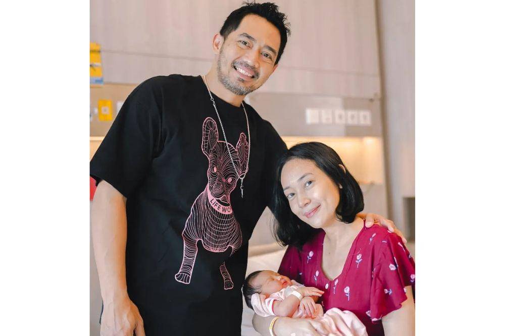 Yama carlos dan istri sambut bayi perempuan.jpg