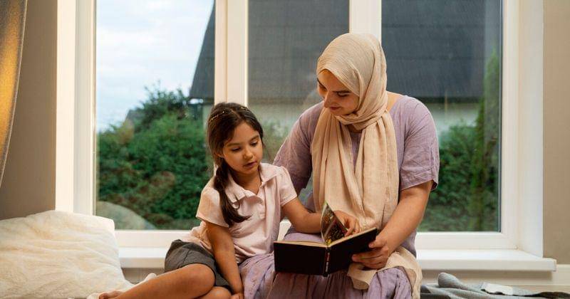 anak dan orangtua membaca Al-Quran