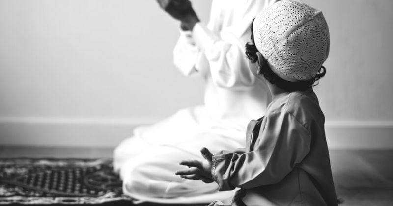 Anak berdoa setelah salat