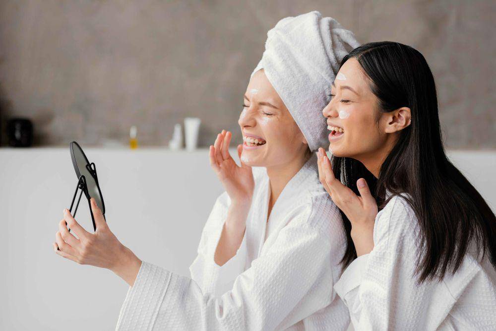 Best friends having a beauty treatment at home (freepik.com/freepik)