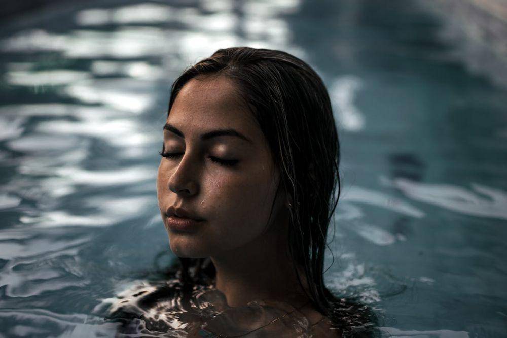 ilustrasi berenang (pexels.com/Lola Russian)