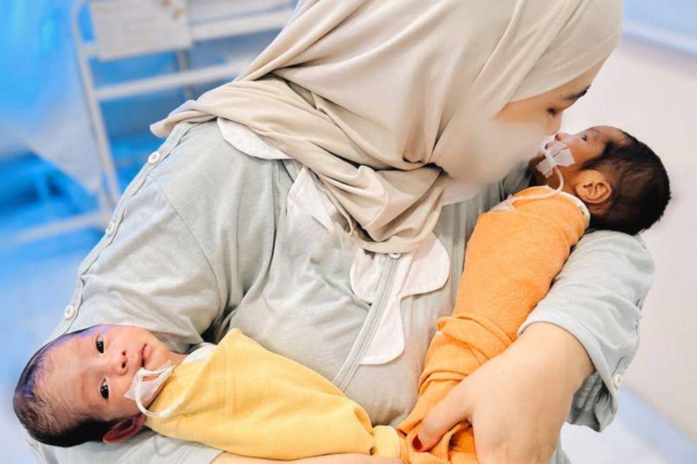 Dennis Lim dan Yunda Sambut Kelahiran Bayi Kembar (1).jpg