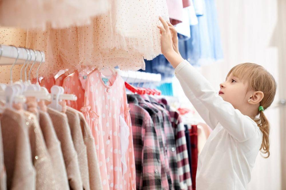 Anak memilih baju sendiri