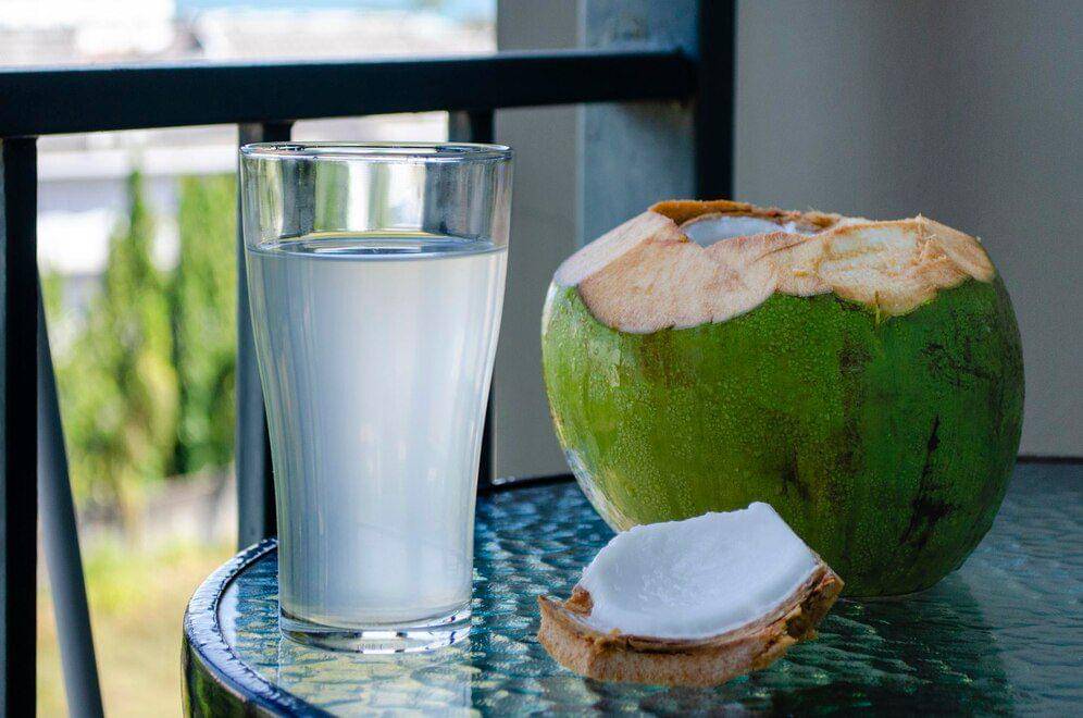 7 Manfaat Air Kelapa untuk Asam Lambung