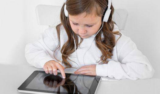 Anak perempuan menggunakan tablet