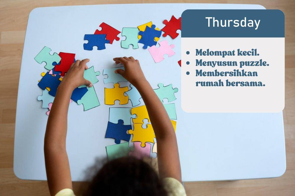 Anak menyusun puzzle