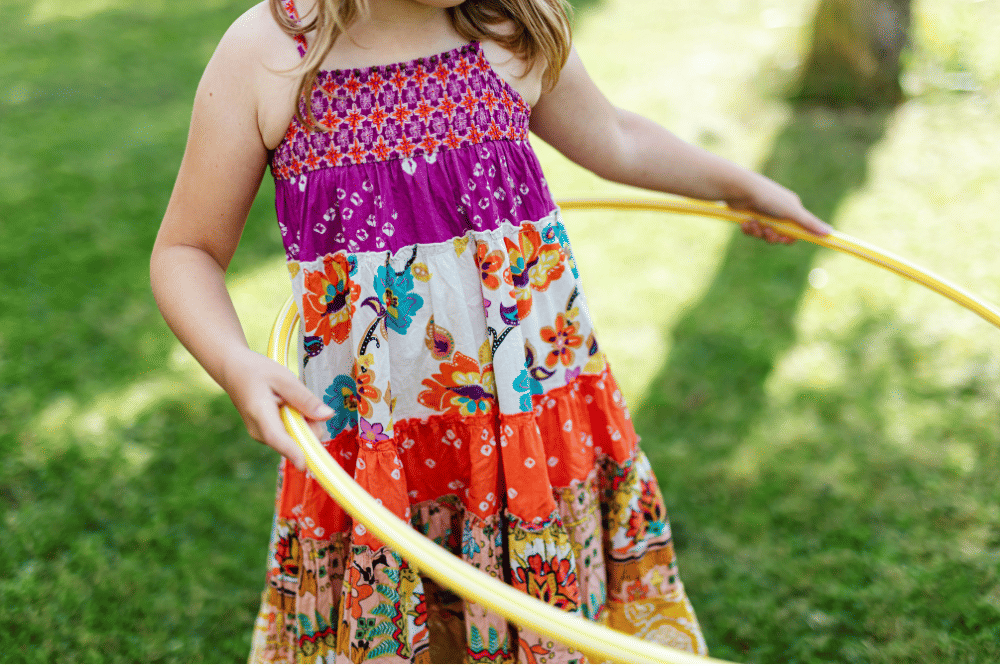 Anak bermain hulahup