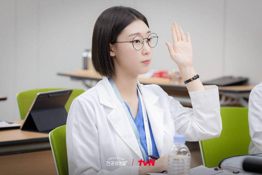 Kim Sa Bi dari Resident Playbook