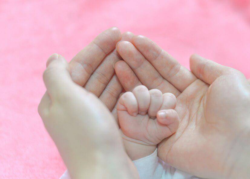 Tangan anak dan ibu