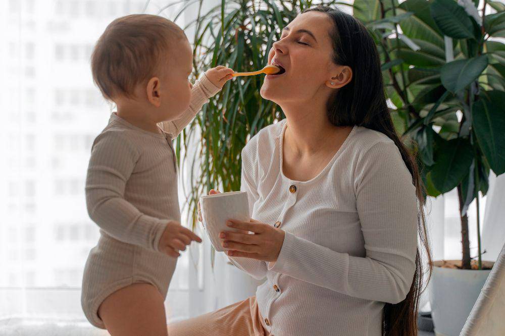 Ibu makan bersama bayi.jpg