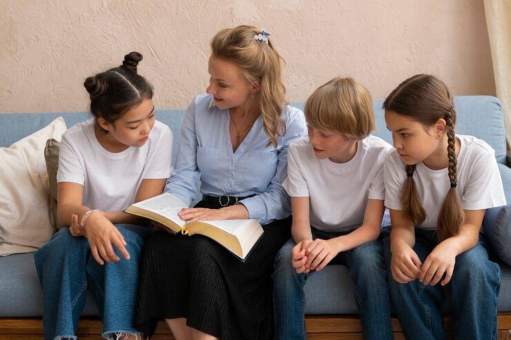 Pengajar dan anak-anak Sekolah Minggu