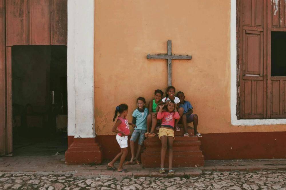 Anak-anak di depan bangunan gereja