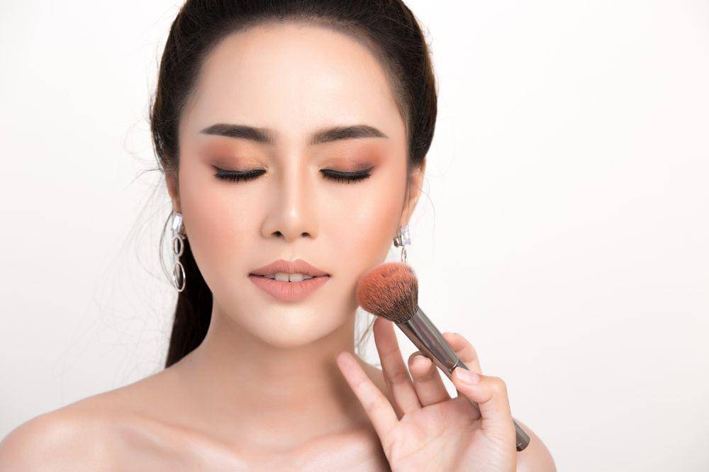 perempuan menggunakan blush on 1.jpg