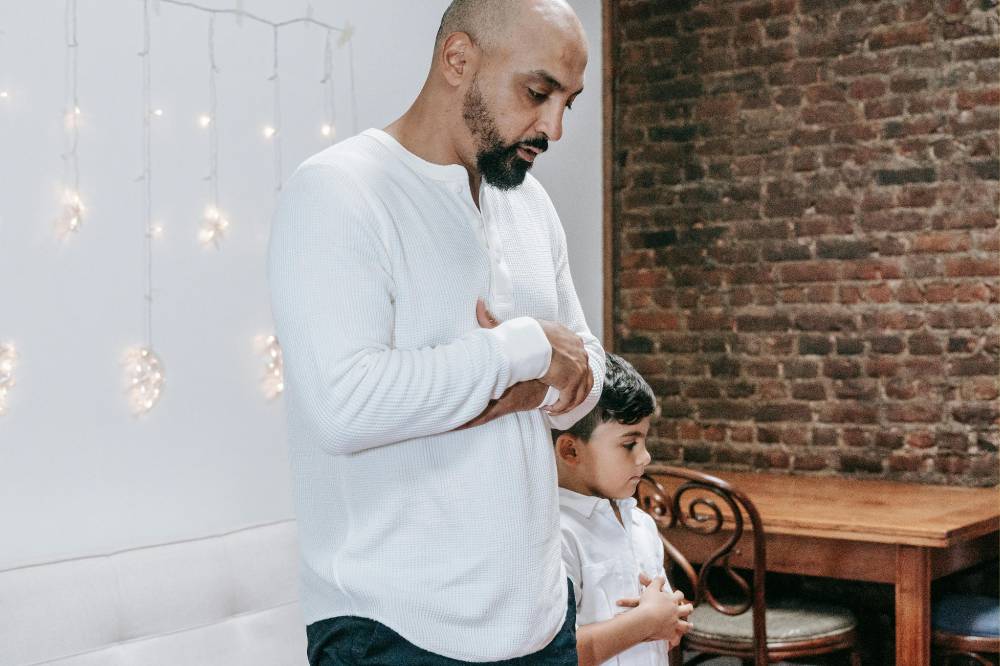 Ayah salat bersama anak
